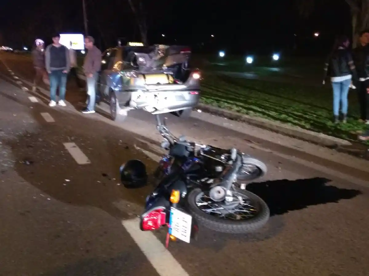 Joven motociclista gravemente herido tras chocar con un remis 