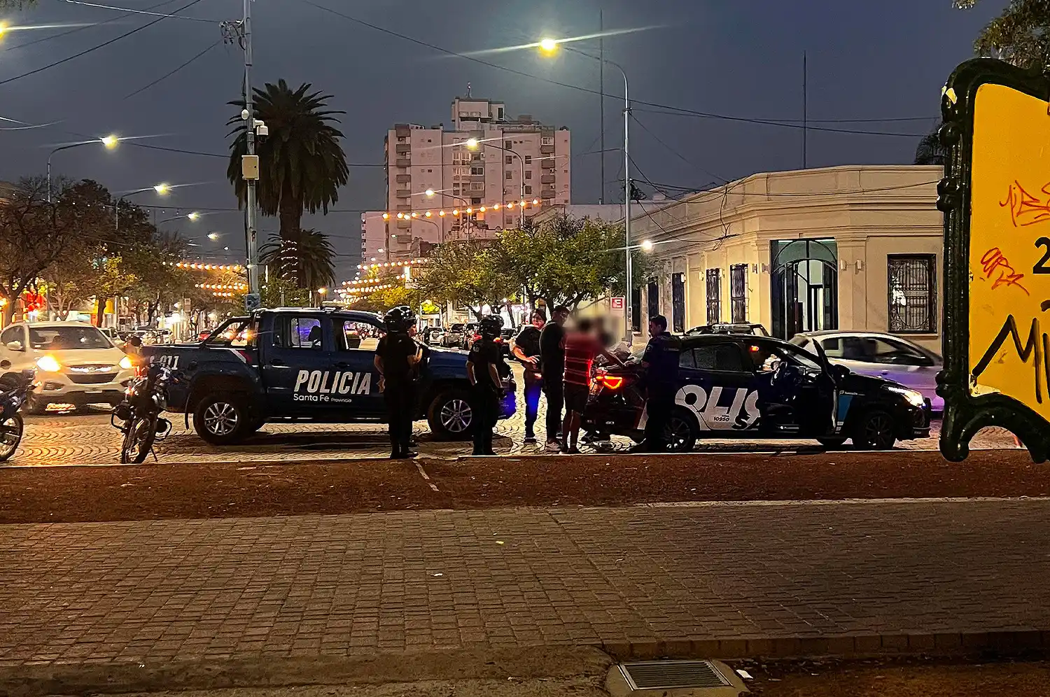 efectivos policiales policía patrullero detenido centro santa fe rafela bv plaza 25 de mayo noche - 3
