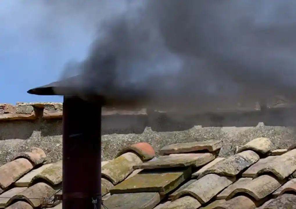 Segunda fumata negra: los cardenales no lograron el consenso y sigue el cónclave