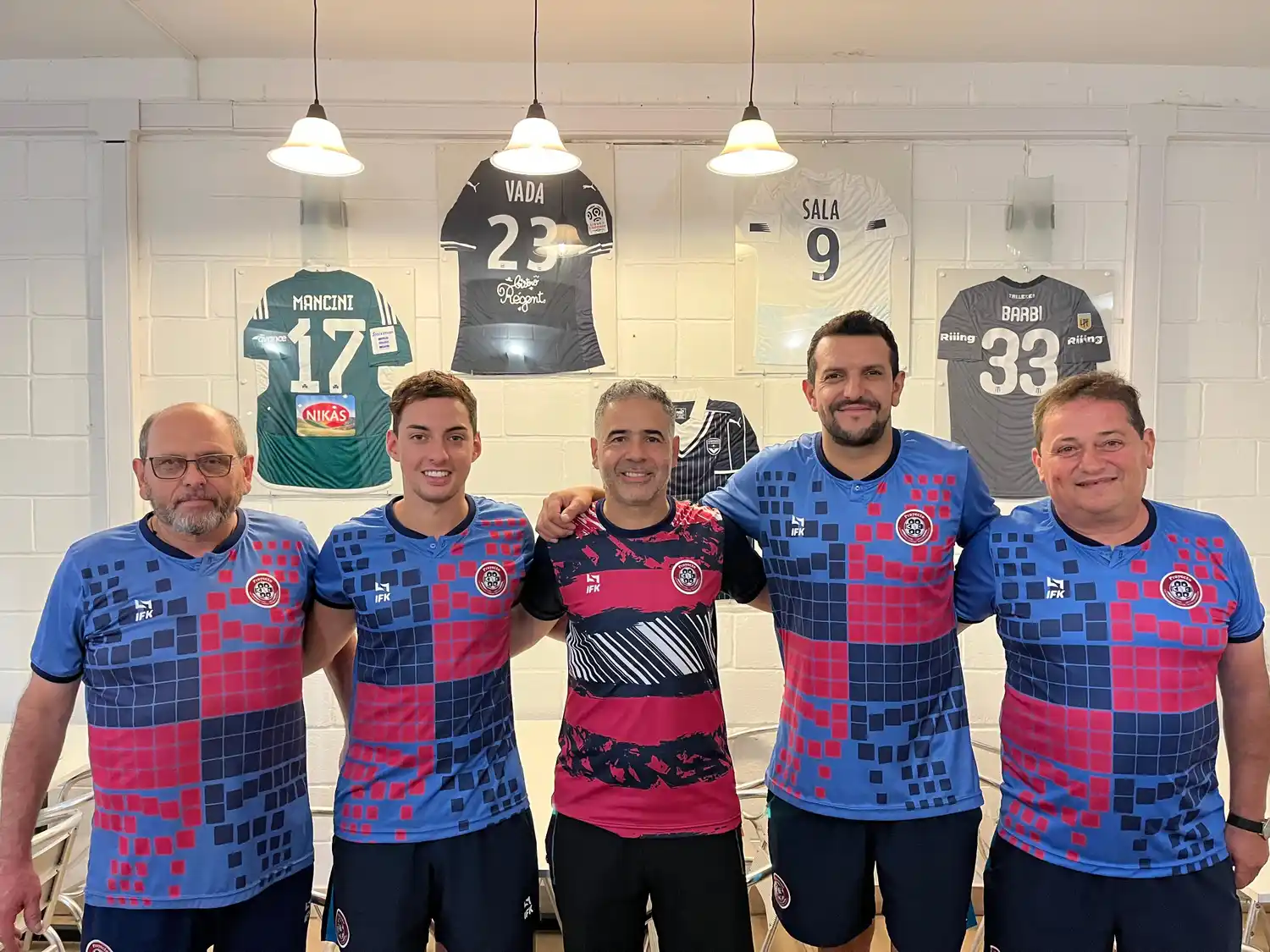 Omar Bossio- derecha- junto a integrantes del staff de entrenadores.