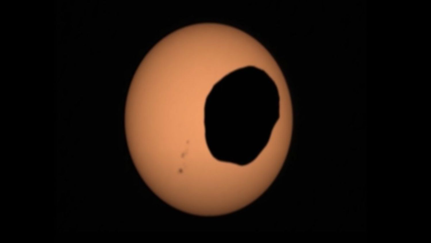 COMO UNA PATATA: así son las imágenes de un eclipse solar que ocurrió en Marte (+ video)