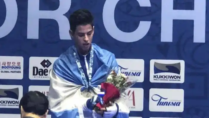 José Acuña se coronó subcampeón mundial junior de taekwondo