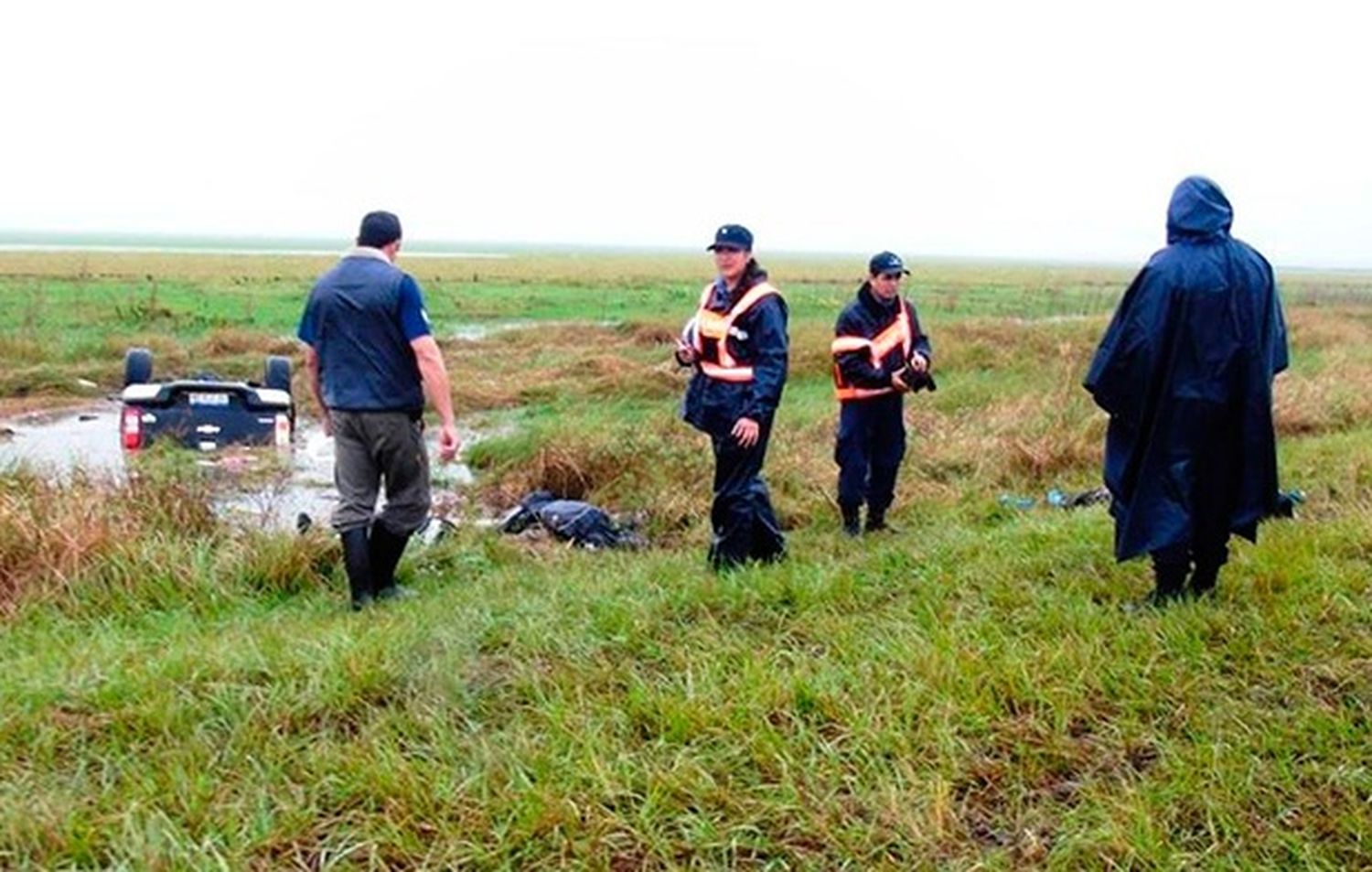 Tres ahogados al volcar un vehículo en banquina con agua