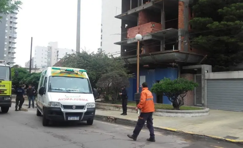 Obrero cayó del cuarto piso de una obra en construcción