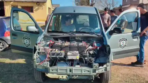 Estudiantes de Concepción del Uruguay convirtieron un auto a eléctrico