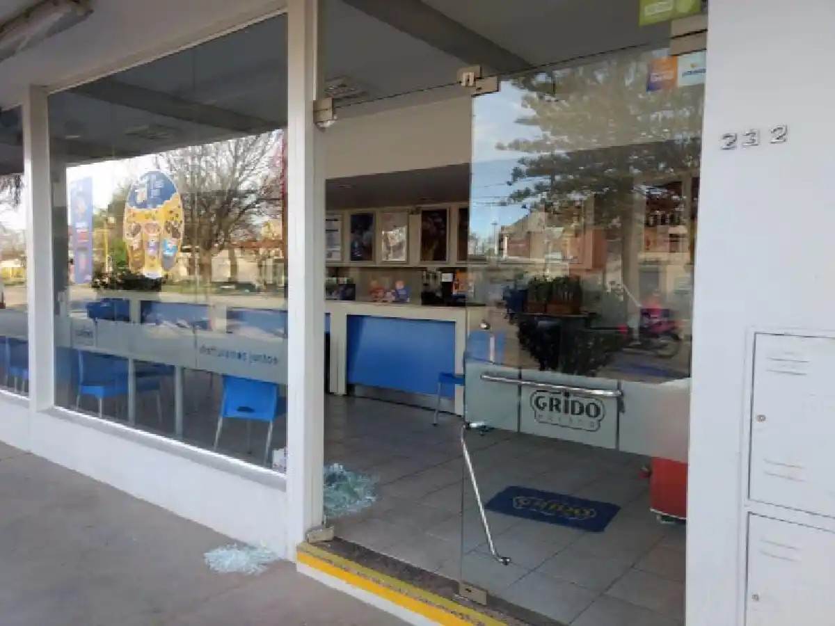 Rompevidrieras volvieron a robar en una heladería Grido en menos de un mes