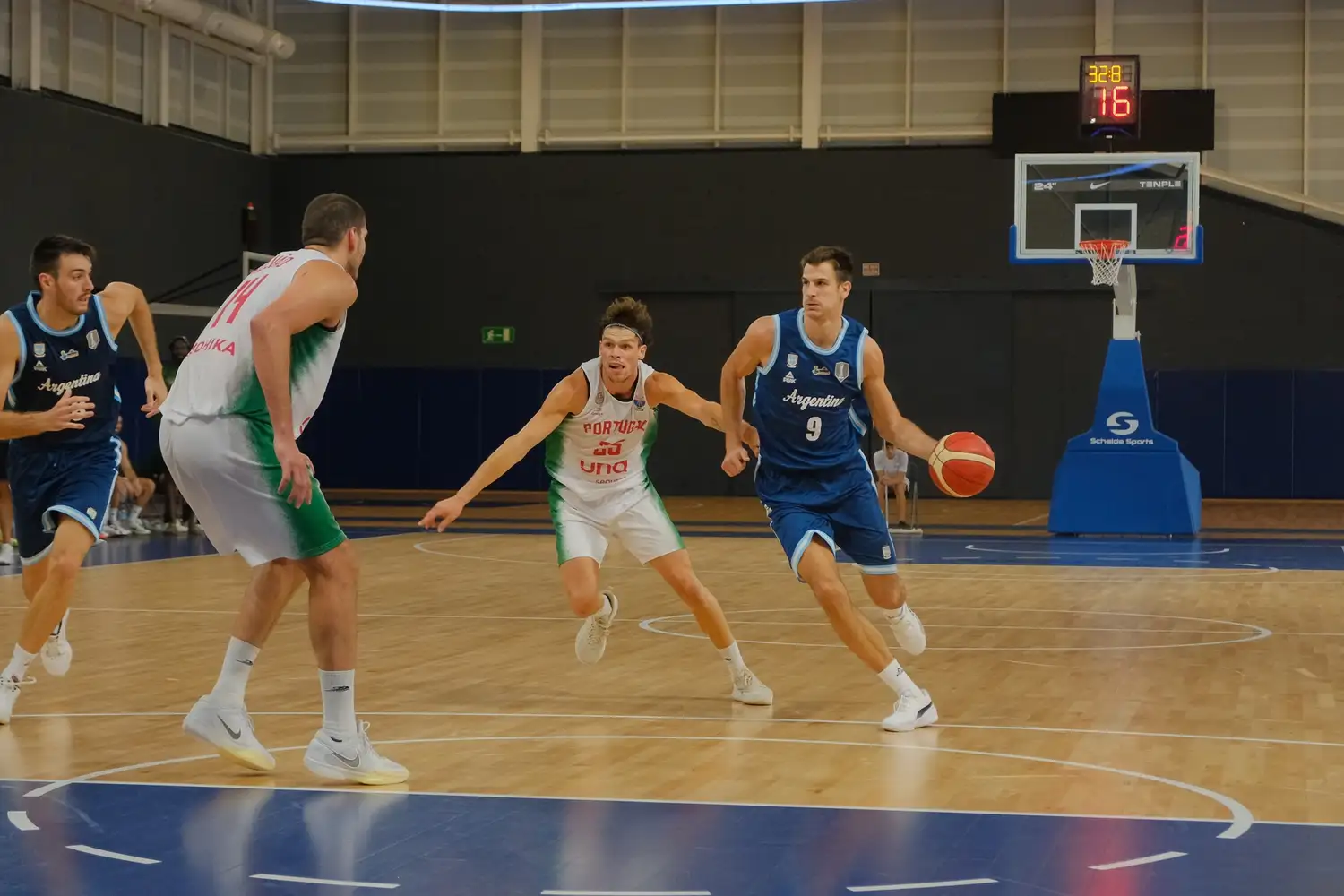 Nicolás Brussino en el partido ante Portugal