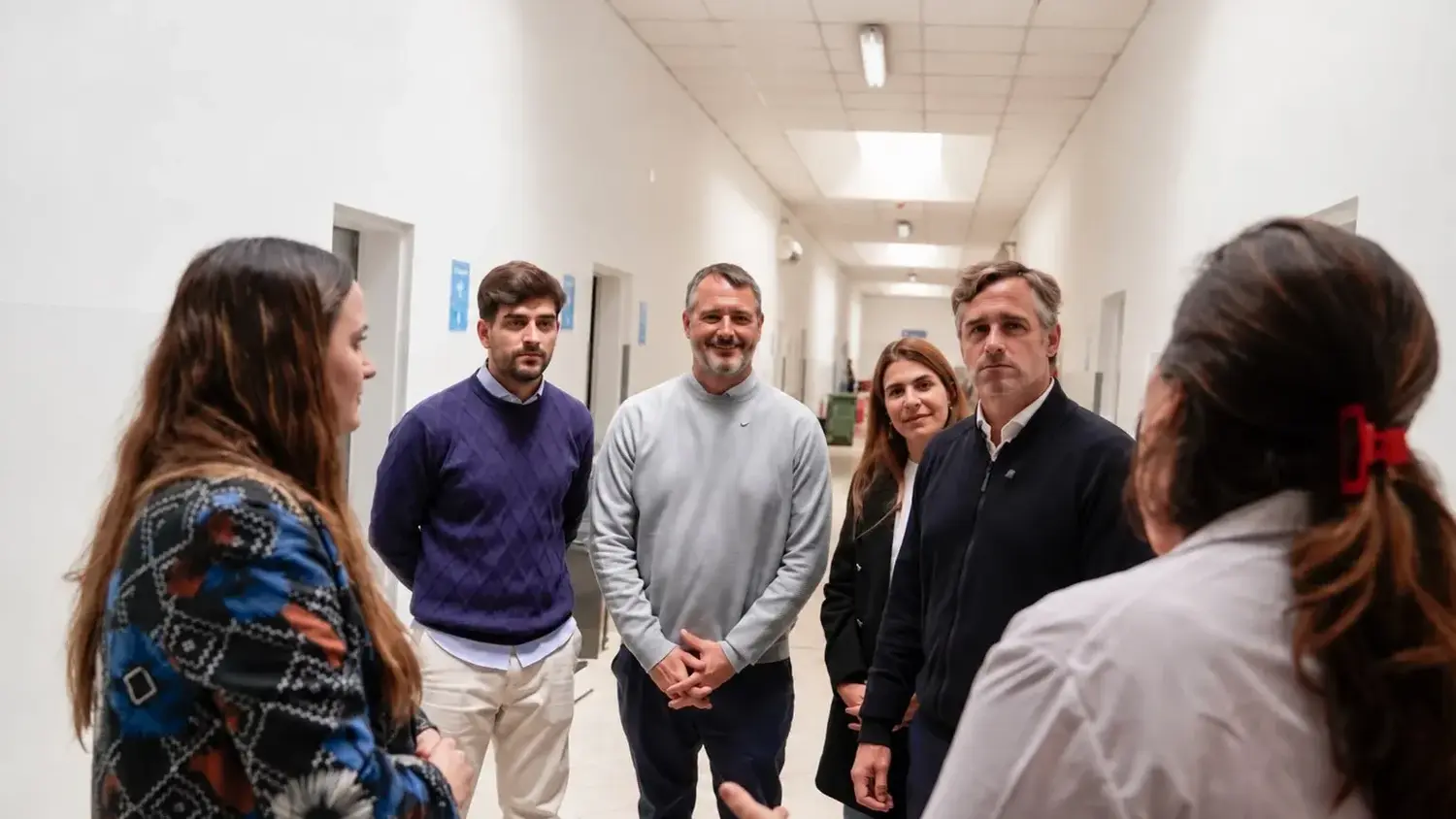 Federico Achával recorre junto a médicos el Hospital Falcón
