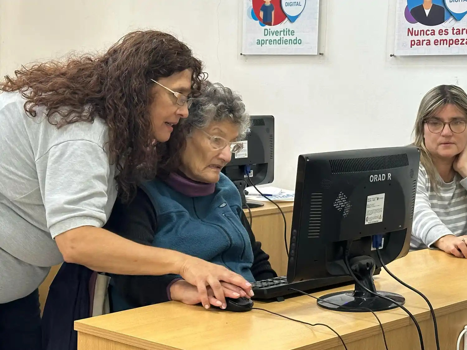 Los adultos mayores en plena capacitación.