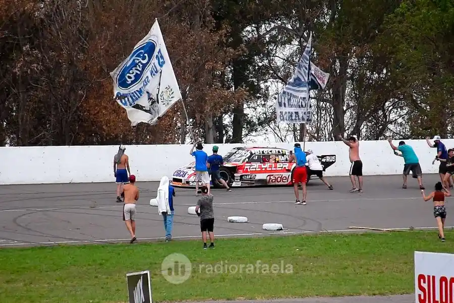 Los fanáticos de Ford acercándose a celebrar con Werner