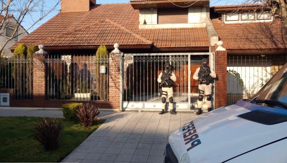 Prefectura allanó una vivienda, aprehendió a dos hombres e incautó drogas y una millonaria cifra de dinero en efectivo