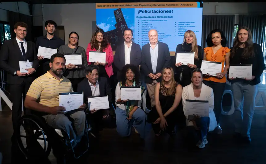 El ministro Hernán Lombardi, Valentín Díaz Gilligan y Eugenia Wehbe encabezaron la entrega de placas de calidad a prestadores turísticos reconocidos por su compromiso con la excelencia en Buenos Aires.