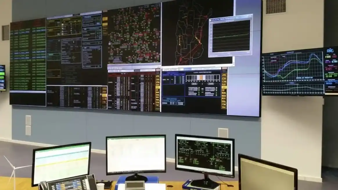 Sala de control: monitoreo nacional del sistema eléctrico y picos de consumo.