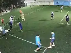 Violento enfrentamiento entre barras de Vélez y policías fuera de servicio en una cancha de fútbol
