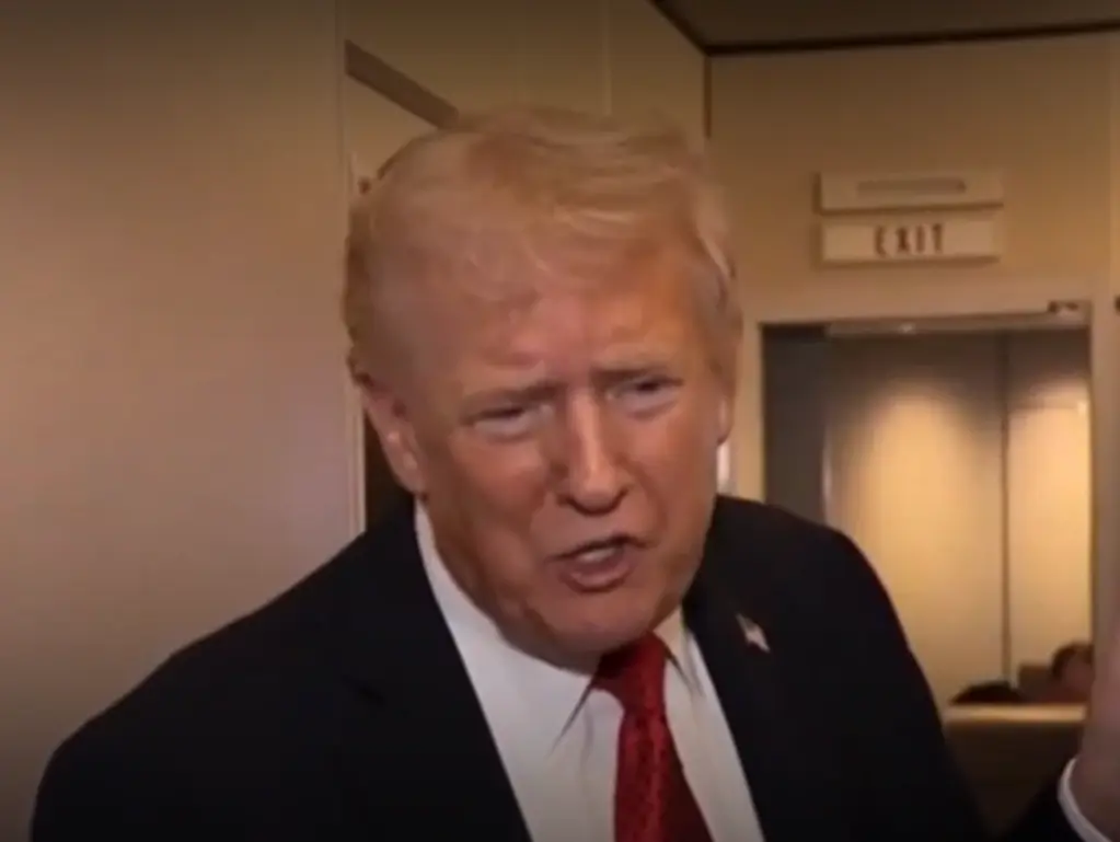 El presidente Donald Trump habló con periodistas a bordo del Air Force One