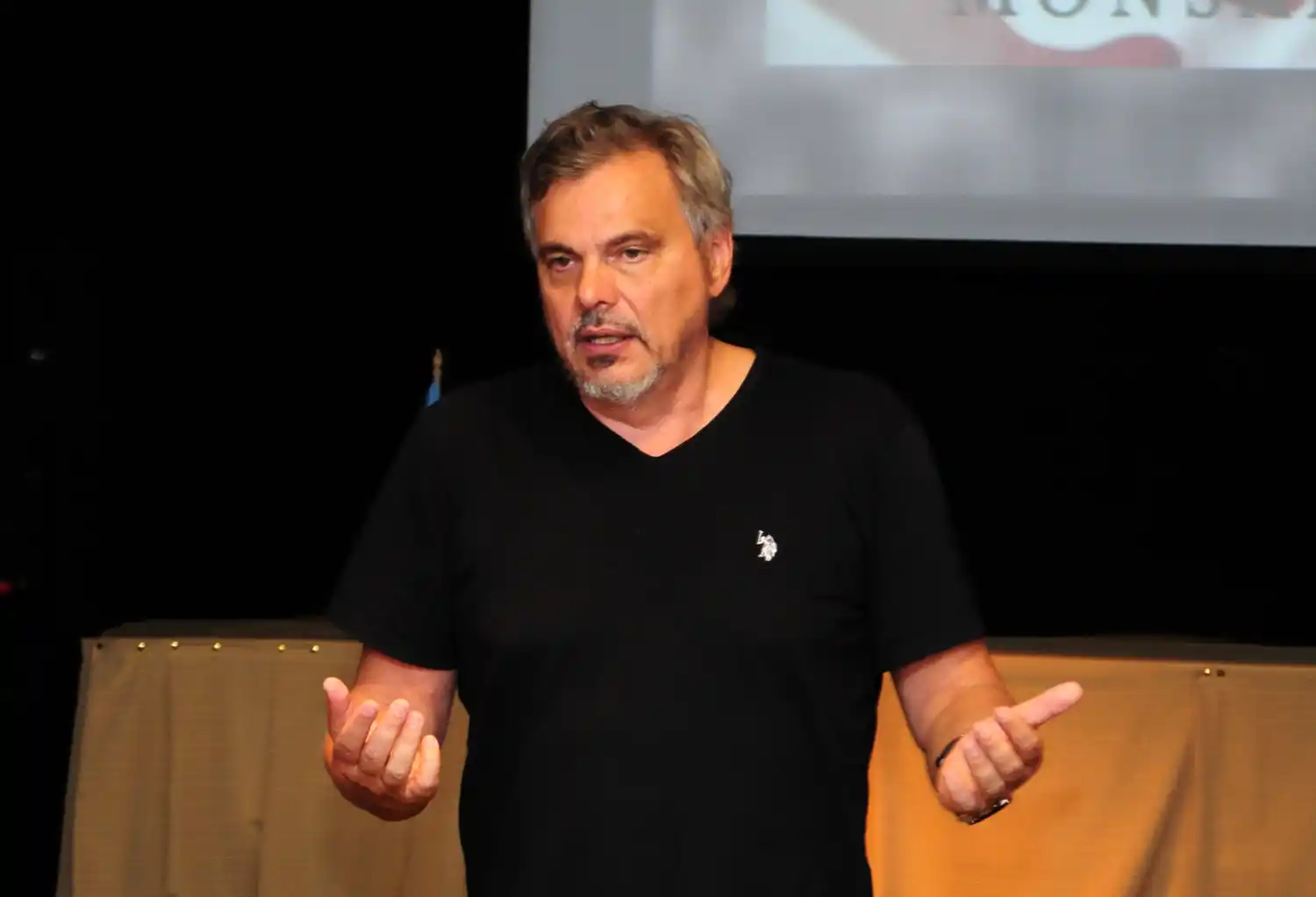 Mate Rothgerber: "Hay que contrarrestar lo que expone la industria de la droga"