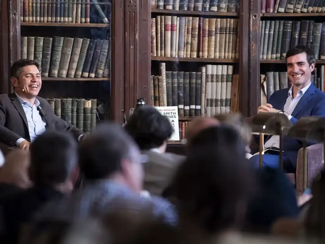Kicillof presentó su libro “De Smith a Keynes. Siete lecciones de historia del pensamiento económico”, junto al politólogo Pablo Simón.