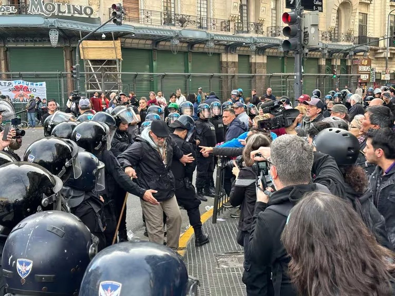 Tres detenidos y al menos doce heridos, el saldo de la marcha contra el veto a la reforma jubilatoria