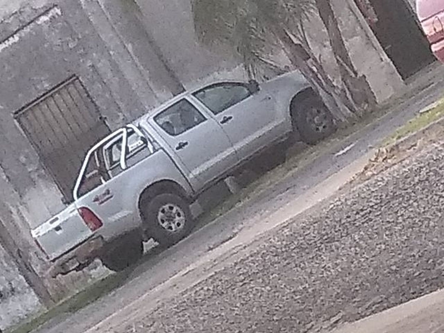Reclamo por camioneta estacionada en una vereda