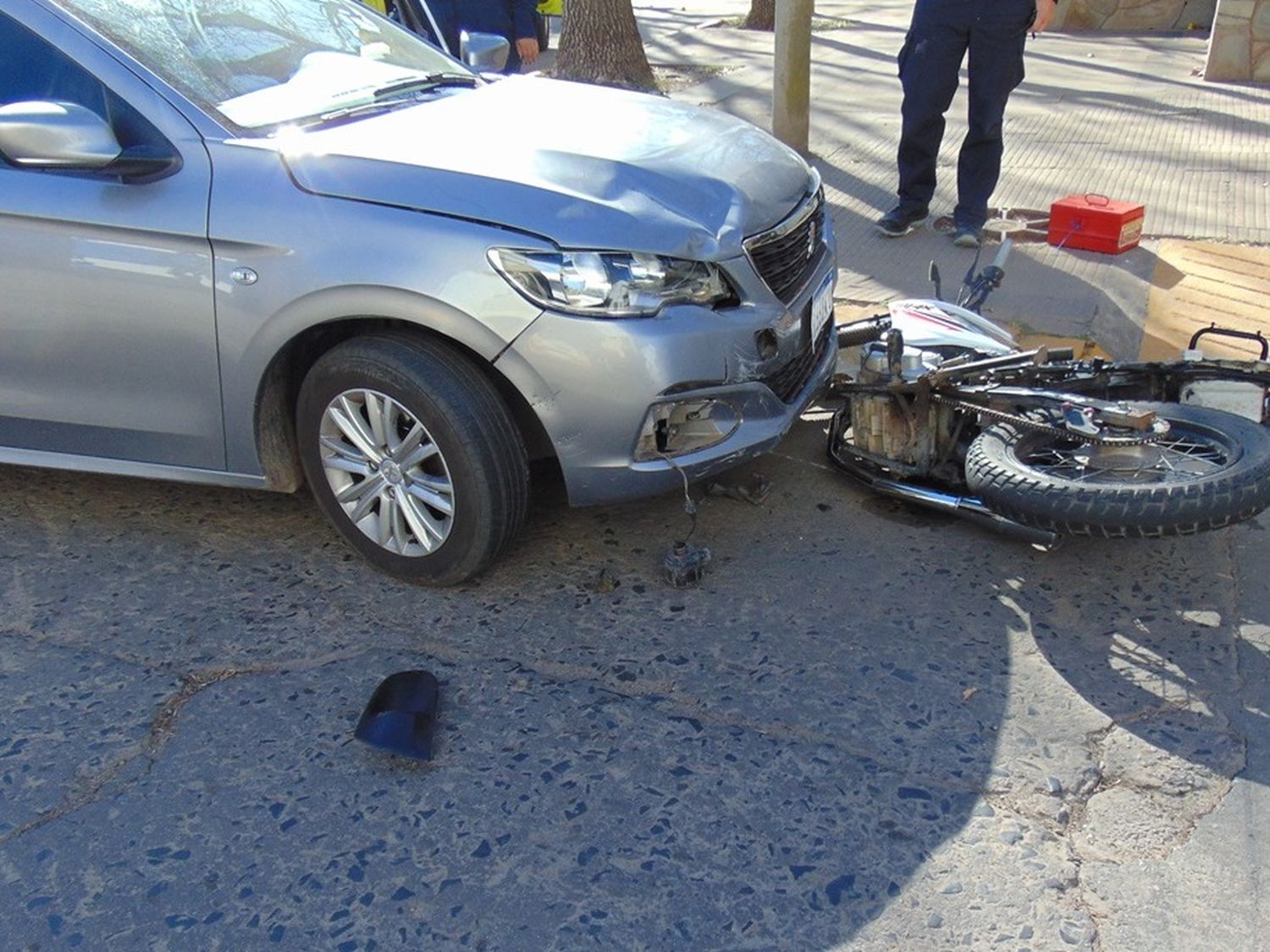 Fuerte choque entre una moto y un auto.
