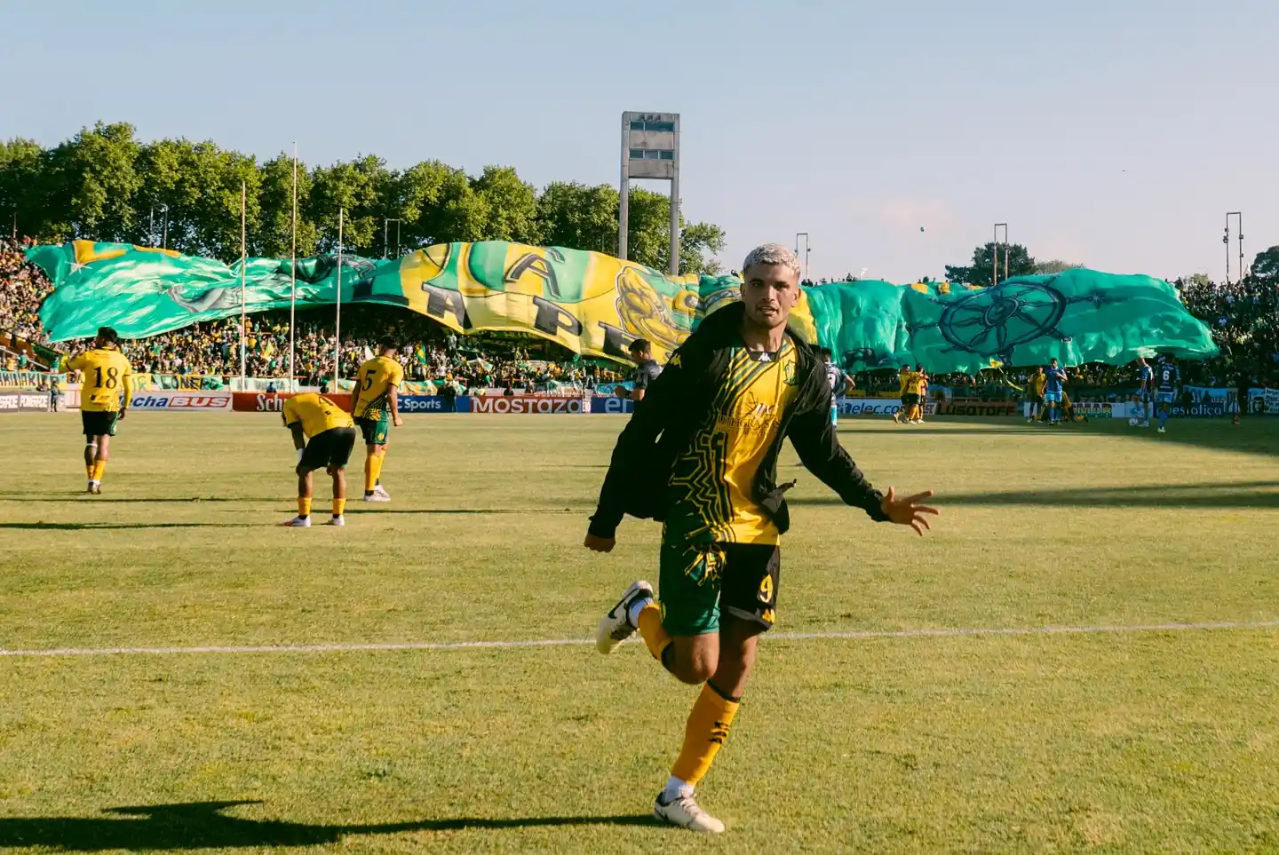 Elías Torres tuvo una gran tarde y lo pudo celebrar (Foto: Prensa Aldosivi)