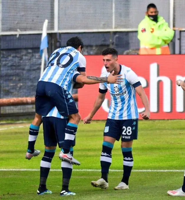 Racing le ganó 2 a 0 a San Lorenzo y se clasificó a cuartos de final