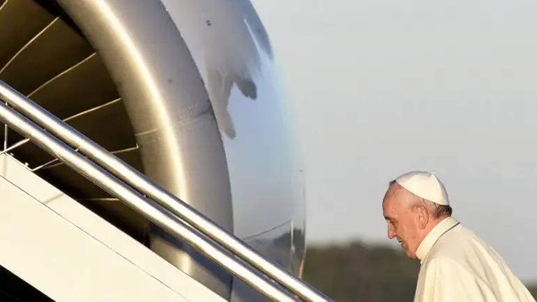 Francisco inicia su gira por África