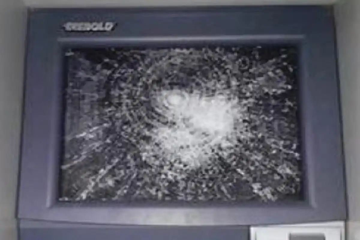 La pantalla dañada del cajero autómatico.