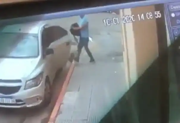 Una de las cámaras de seguridad toma a un sujeto subiendo apurado al auto 
