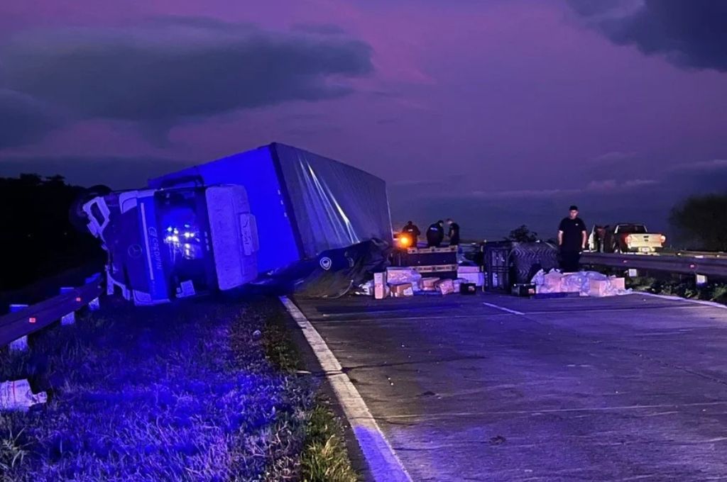 Personal de Seguridad Vial estableció desvíos obligatorios por colectora, entre Monseñor Rodríguez y Teniente Loza.