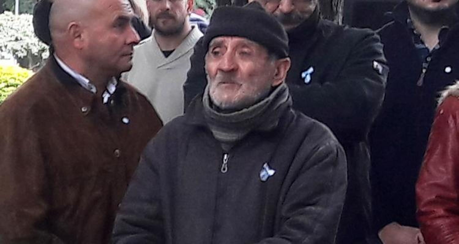 Policía detuvo al anciano abusador que apareció en el acto del Día de la Bandera