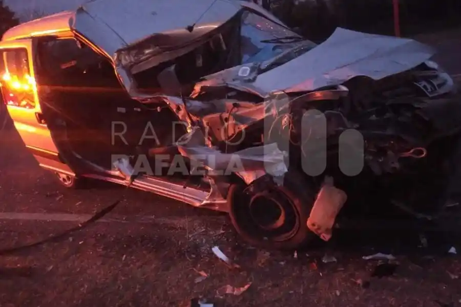 Una mujer tuvo que ser rescatada por bomberos y se encuentra grave luego de chocar contra un camión: fue trasladada al Cullen