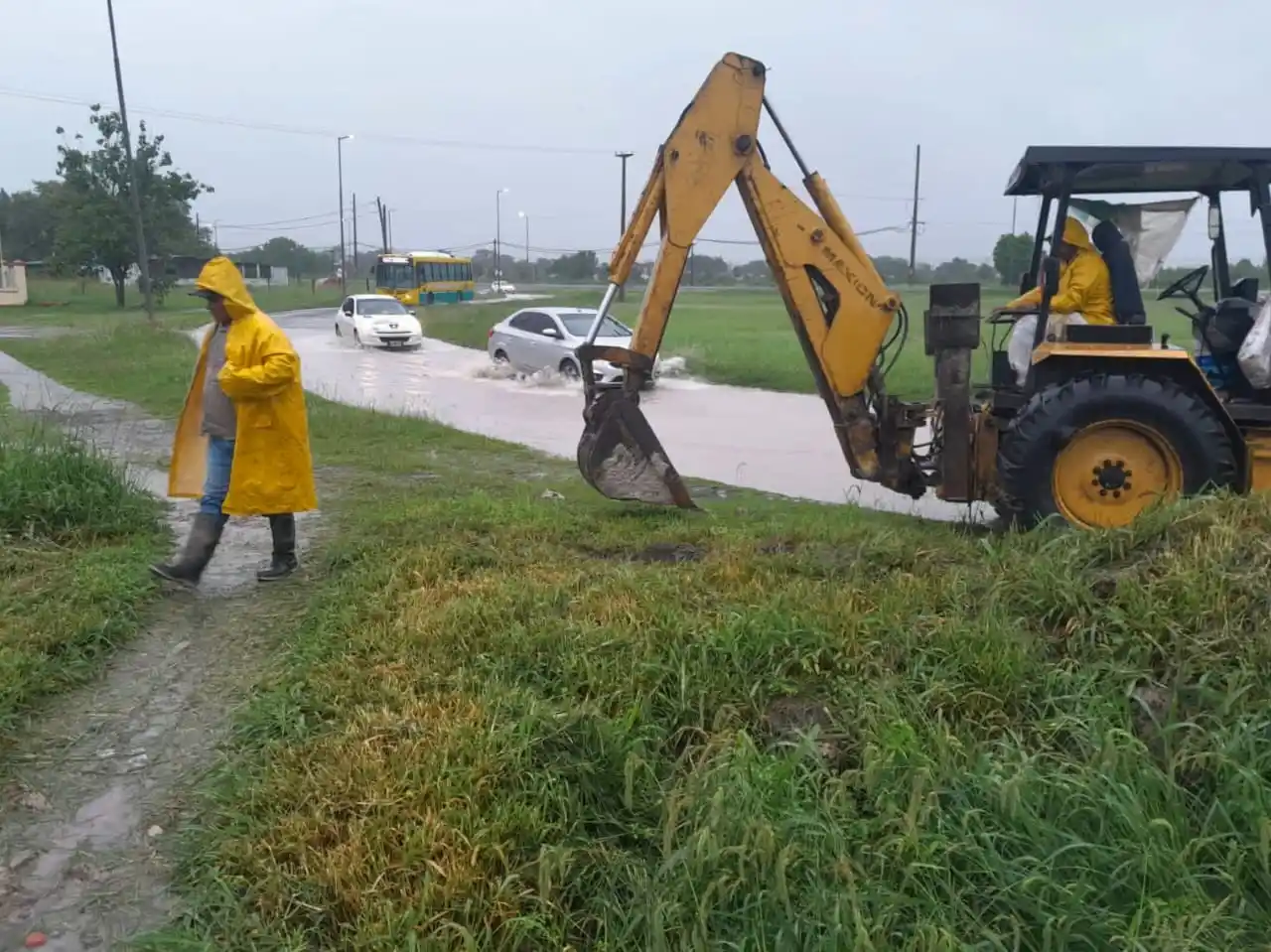 Varios barrios de la ciudad totalmente inundados y complicaciones en varios sectores