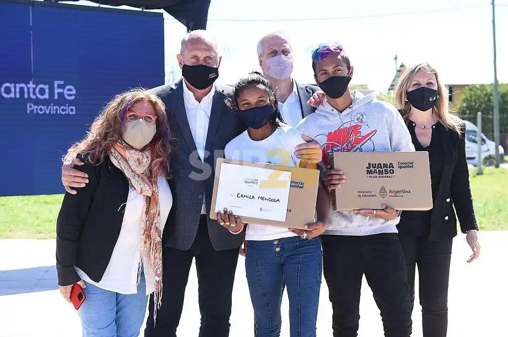 Perczyk, en Santa Fe: entrega de netbooks a estudiantes y aportes para cooperadoras