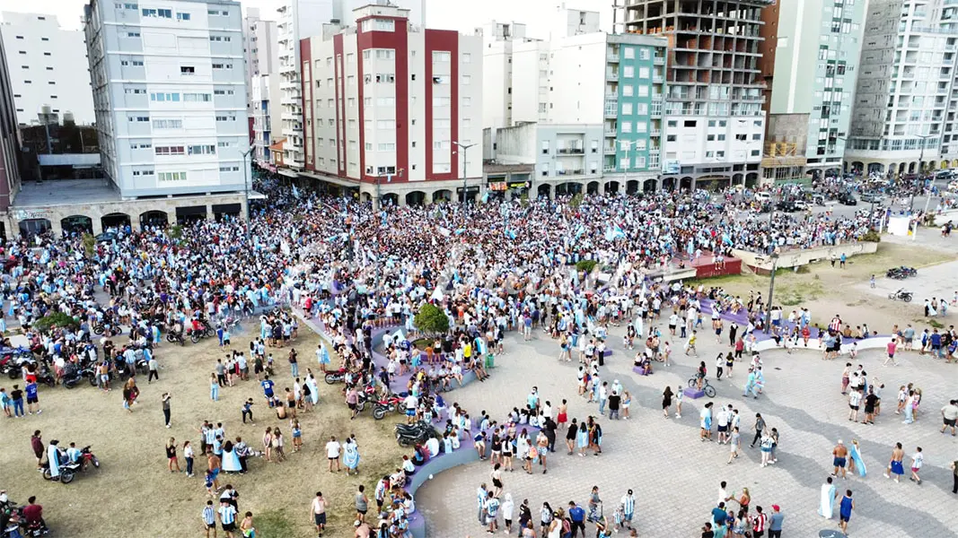 Una multitud festeja en las calles de Necochea