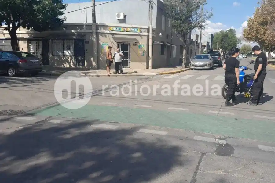 Siniestro vial entre un automóvil y una moto: iban sin casco y resultaron lesionados
