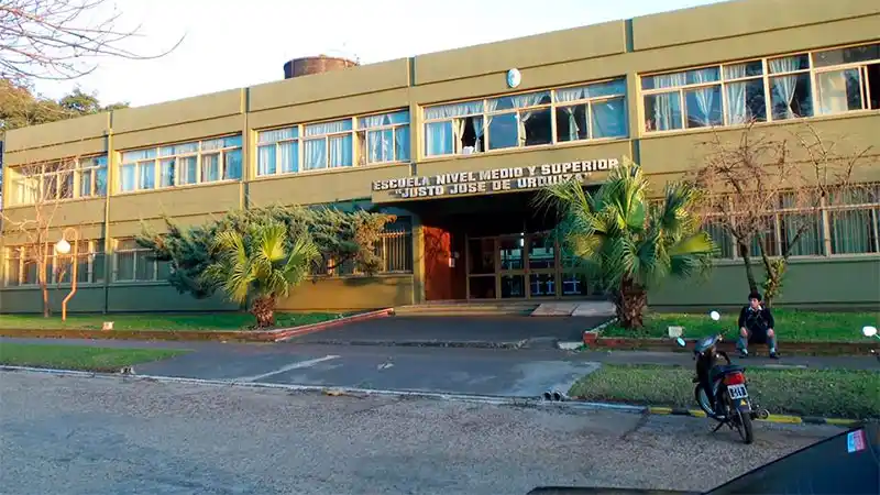 Conmoción en una escuela entrerriana: un alumno roció con alcohol a otro e intentó prenderlo fuego