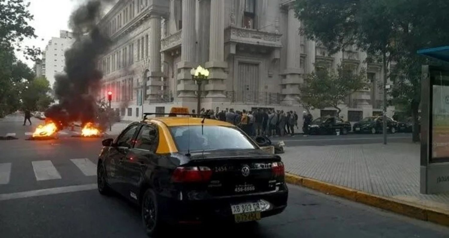 Una multitud de taxistas marcharan al Concejo a exigir medidas concretas. Crédito: La Capital