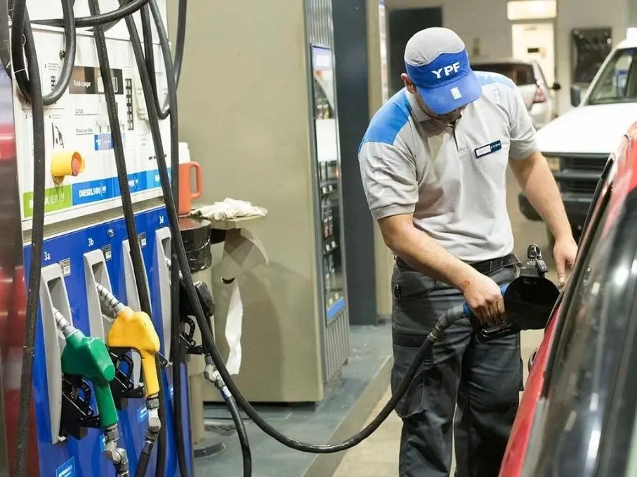 Aumentos. Los conseguidos por Soesgype que conduce Carlos Acuña, para los trabajadores de estaciones de servicio de combustibles.
