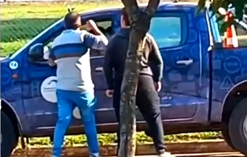 Un inspector de tránsito fue agredido por un familiar de un motociclista luego de un control