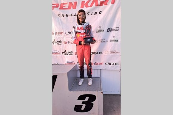 Isabel Flores fue tercera su categoría en el Open Kart Santafesino