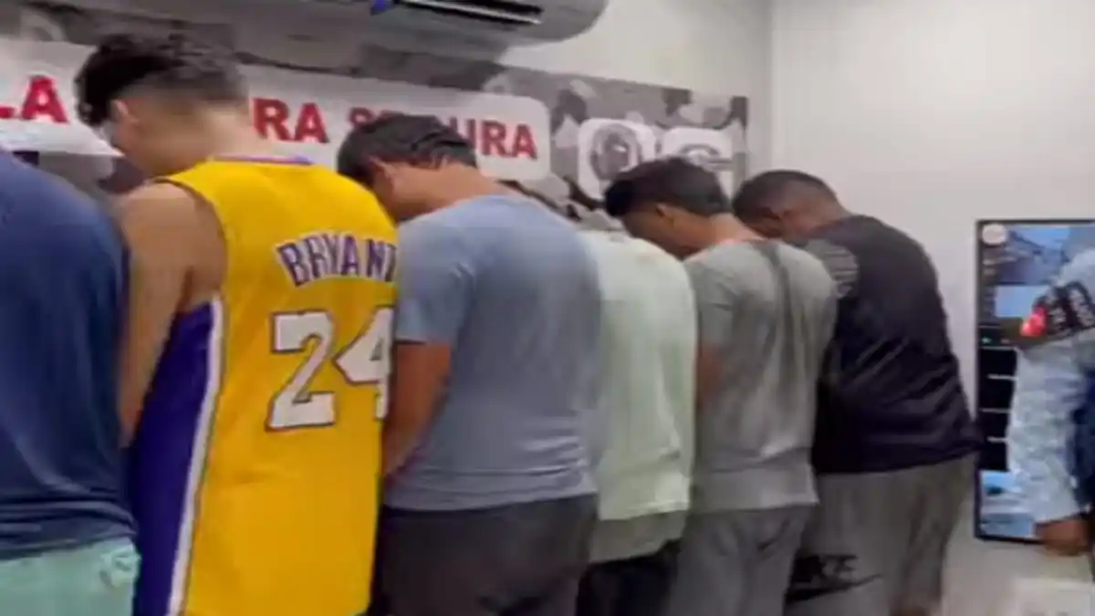 ¿Les gusta jugar carnaval? PRESOS los que mojaron a mujer policía en La Guaira