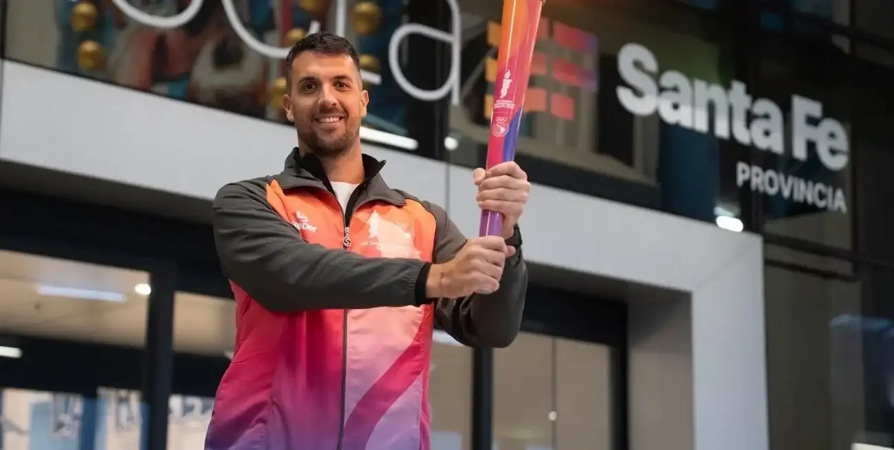 Federico Grabich recibió la Antorcha Suramericana en Rosario, en el inicio de su recorrido provincial.