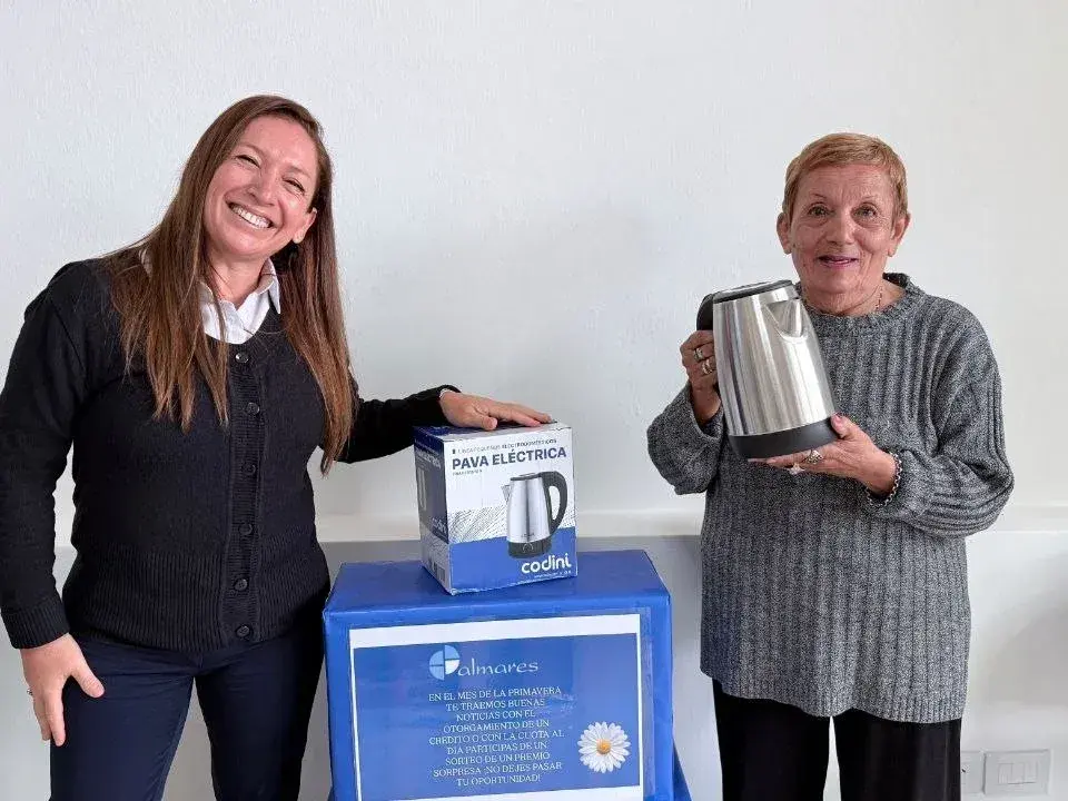 Cristina Tibaldi, encargada; Antonia Avalo, clienta ganadora | Palmares Rafaela entrega un nuevo premio a una de sus clientas