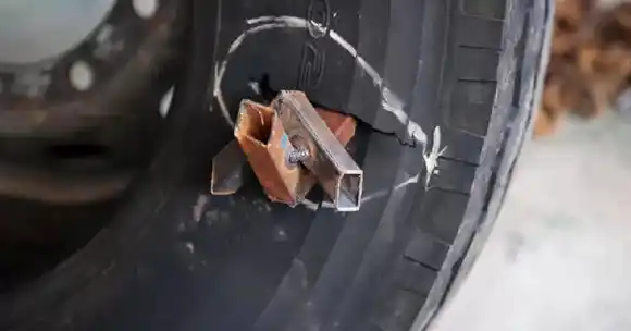 ¡PELIGRO! Utilizan objetos punzantes para destruir cauchos y robar