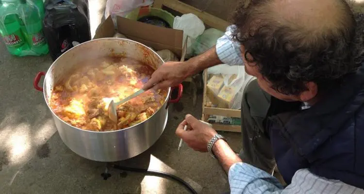 Trabajadores cumplen con la olla popular en las puertas del municipio