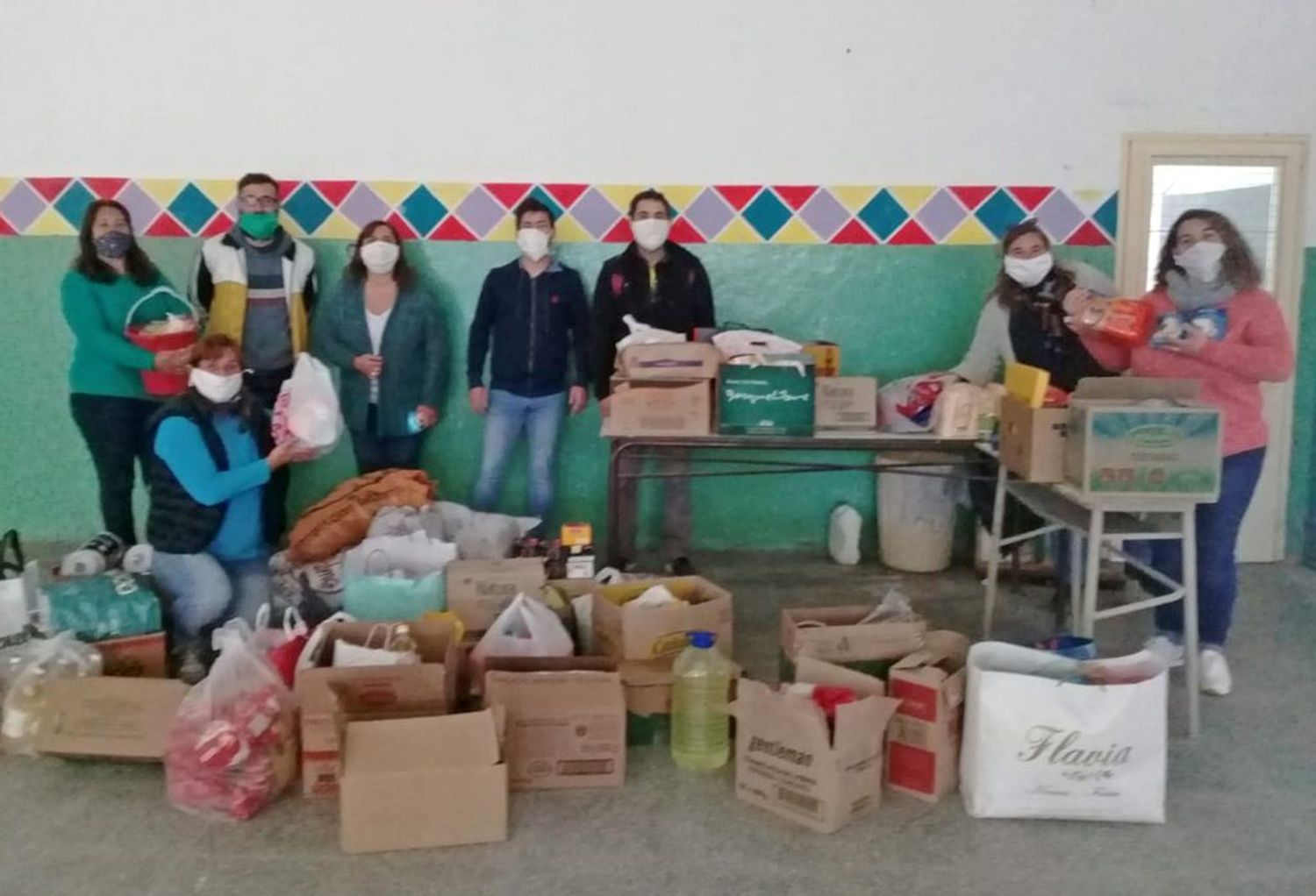 Entregaron más de 70 bolsones y ahora cocinarán pan para donar