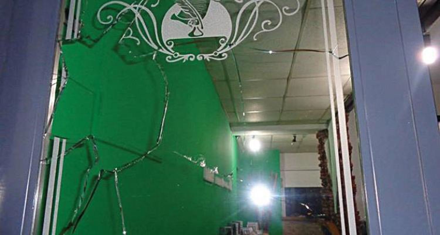 Un vidrio roto en La Opinión