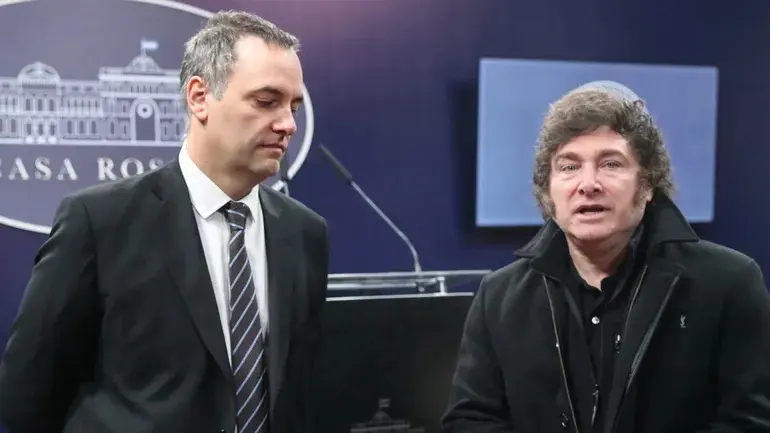 Tras cancelar su conferencia en medio de la presión judicial, Adorni se reúne con Milei y hay dudas sobre su continuidad