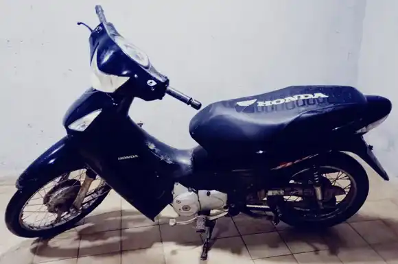 Dejaron una moto estacionada varios días en una estación de servicio y nadie la reclamó